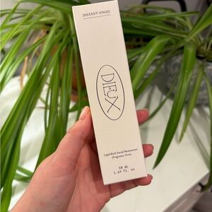 Dieux Instant Angel Facial Moisturizer with squeeze key